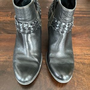 BOC ANKLE BOOTIE, leather, excellent used condition.